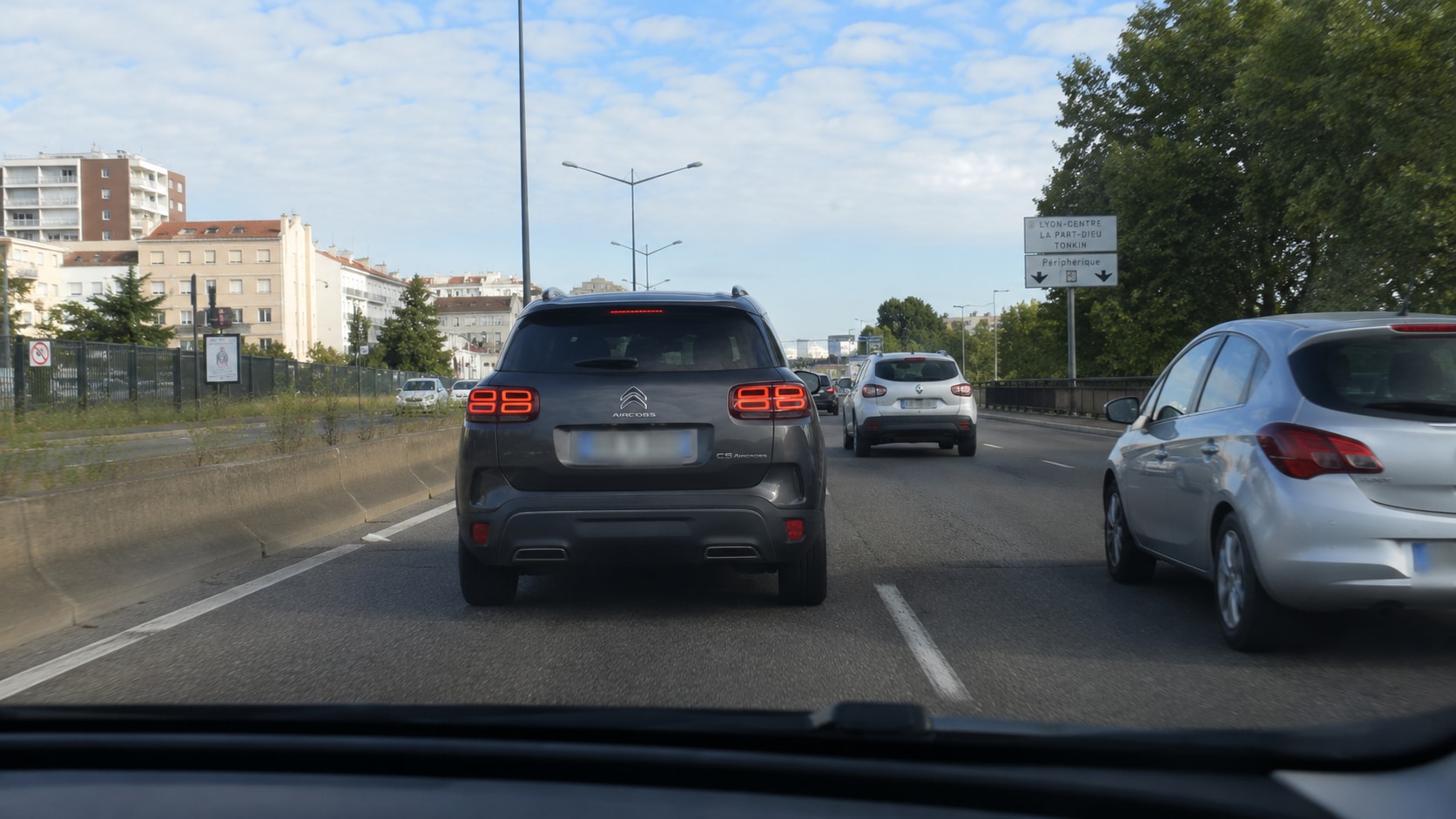 Floutage de plaque dans une vidéo de dashcam et de circulation