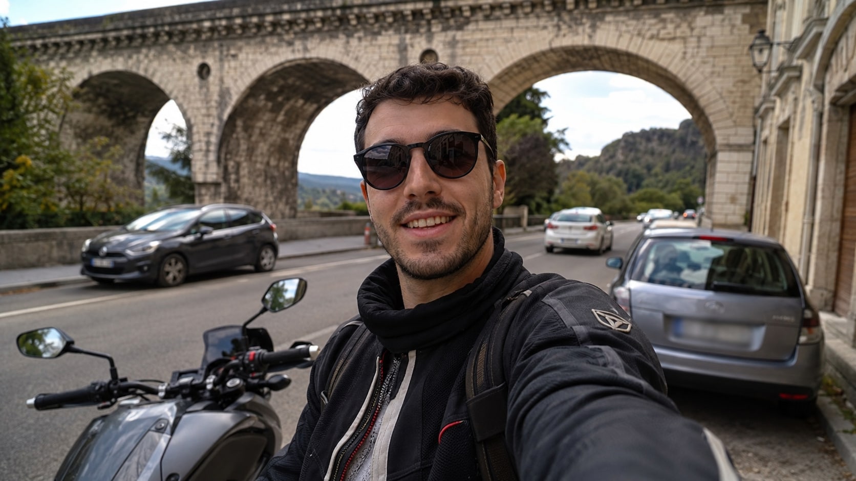 Floutage de plaque avant publication d'un vlog automobile